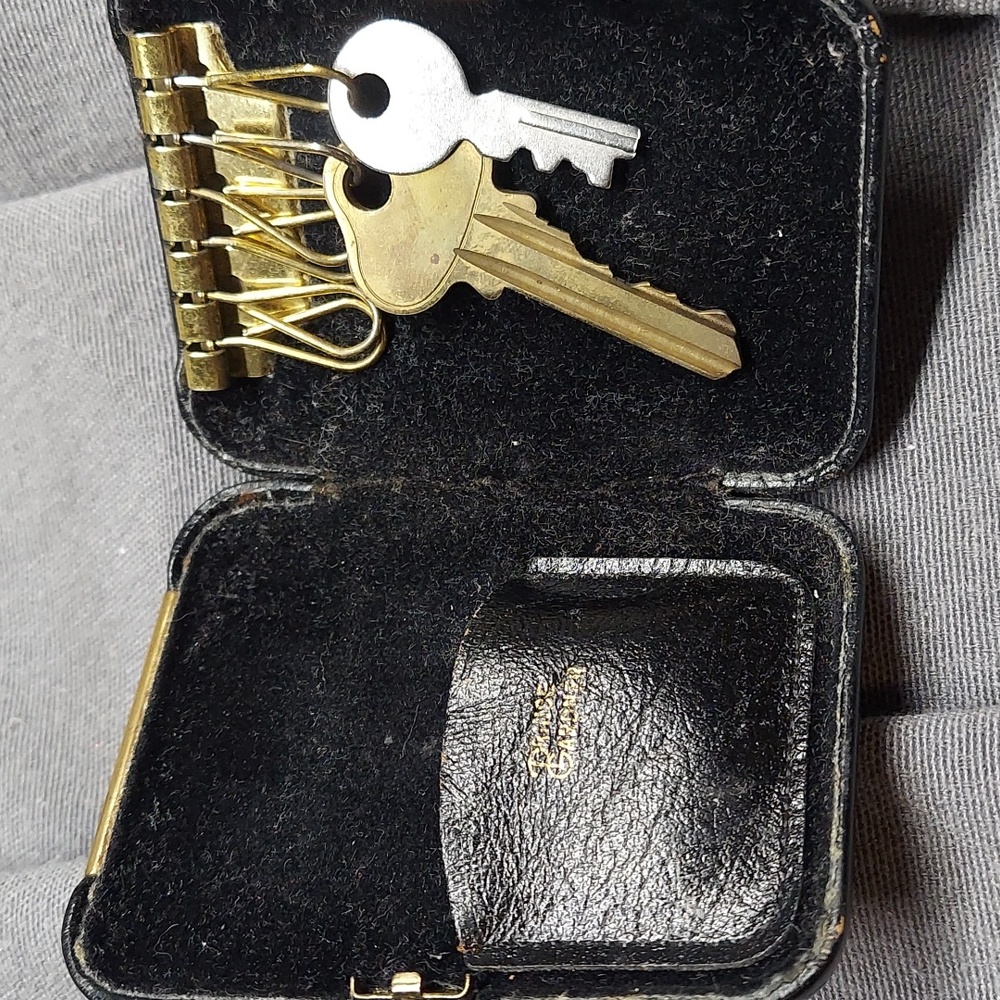 Prince Gardner Black Leather Key Holder Keeper Vintage Gold Toned Unique